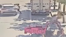 3岁男童开三轮车横冲马路，白车车主想飞扑拦截救娃反被撞