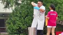 小学老师展示液氮爆炸实验，乒乓球炸出来的瞬间沸腾全场