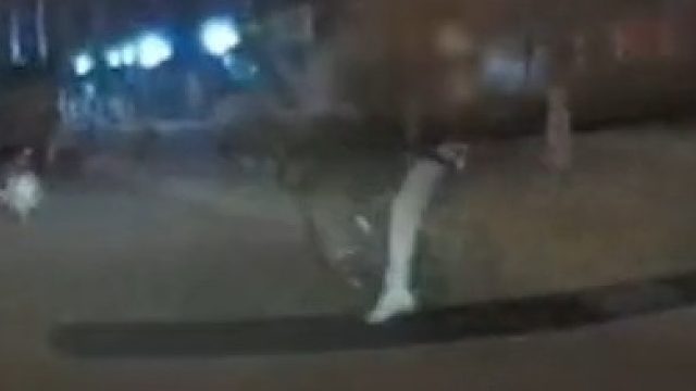 男孩闯红灯险被撞，男子走心教导：出了事你父母会哭死的