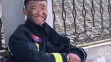 消防员路边休息 所有的疲惫都化在了这个笑容中
