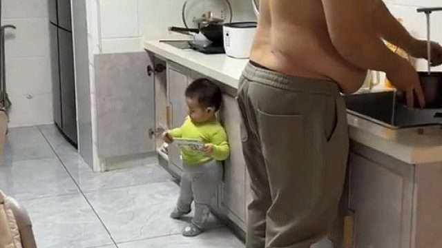 确定是亲生的，身型都遗传了