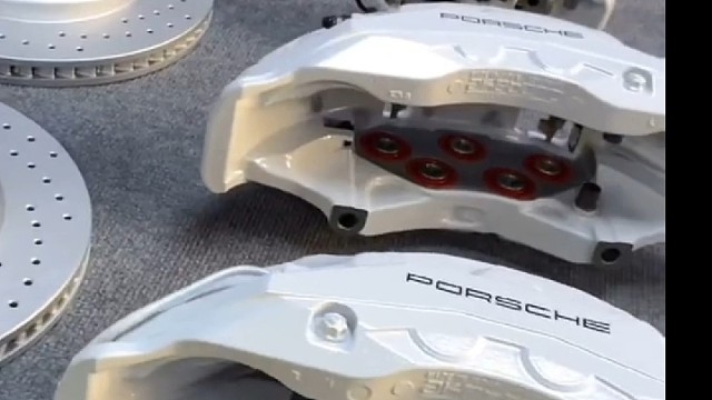 保时捷卡宴改装刹车前十后四，大活塞卡钳