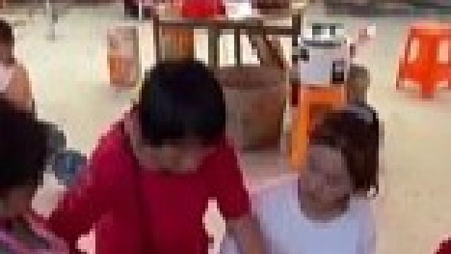 大妈吃席刚开吃就掏袋打包，未料上菜阿姨反将一军，尴尬到石化