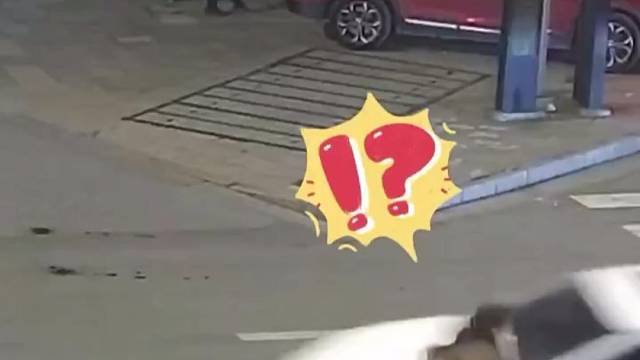 过马路还在玩手机，结果不出意外