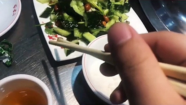 吃饭手抖