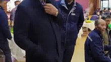 企业请一线员工吃火锅老板亲自在现场查看