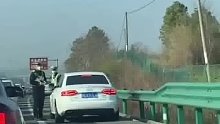高速堵车，小车图快捷驶上应急车道。谁知交警就在前方守株待兔