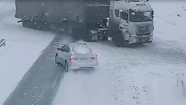 事故现场！转弯不让直行，撞了