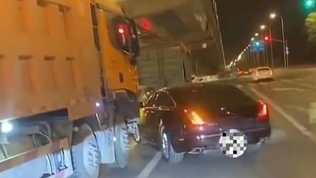 轿车完全进入大货车司机视线盲区居然还加塞