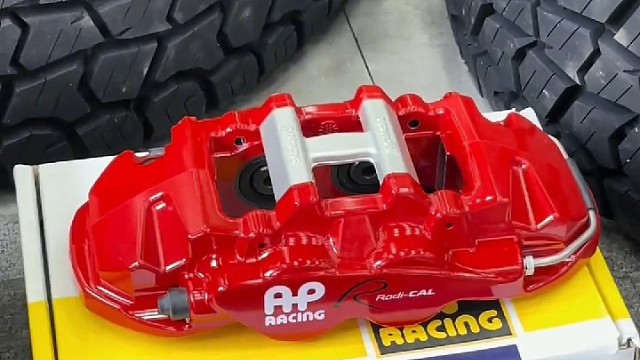 路虎卫士改装升级AP85系列前六后四刹车卡钳，案例分享