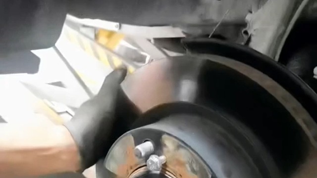 兰德酷路泽改装升级AP8520刹车卡钳，案例分享