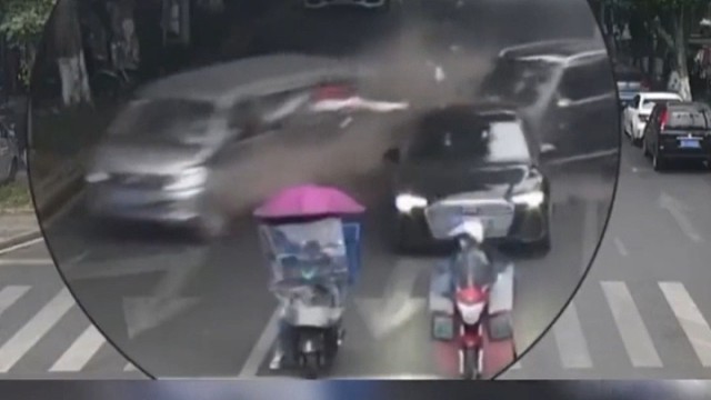 小车错把油门当刹车，追尾前车发生惨剧。#