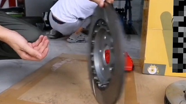 丰田凯美瑞后轮升级加大碟安装教程，小符刹车改装（efront）