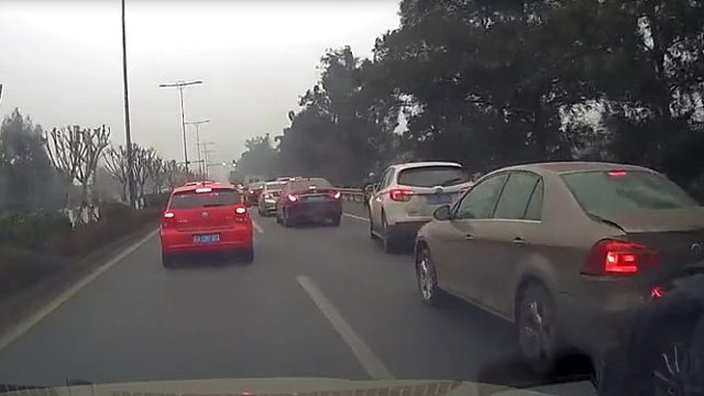 白车反应牛啊！隔辆车都能紧急避险