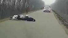男子骑车跟牛平行瞬间，被牛重重撞倒在地