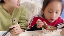 家里老人也帮着孩子夹，妈妈看到很无语