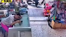 店铺老板娘玩手机，下一秒反应亮了