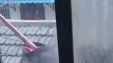 邻居老人用衣叉，隔空晒鞋到女子窗台。女子气炸：开窗就有味，之前扔过一次。