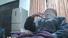 女子用摄像头记录93岁奶奶生活日常，奶奶霸气抽烟姿势宛如大佬坐镇，网友：奶奶这也太霸气了！