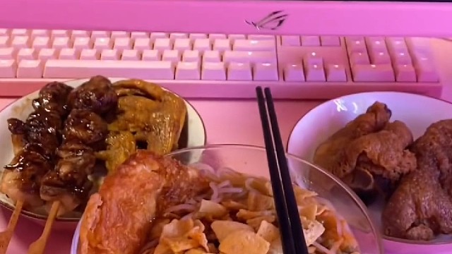 一个月不出门应该也不会饿死，冰箱里屯的都是我买得速食肉