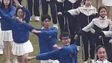大学生运动会操舞比赛，头排男神感染力超强