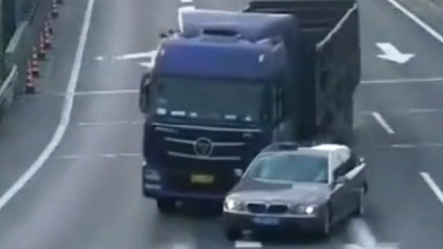 超车道任性变道惹大祸，事后强词夺理不承认