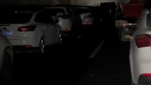 高速公路晚上堵车数小时，车主纷纷熄火关灯