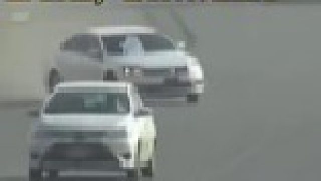 高速异物遮挡玻璃致车辆失控！老司机上演中东科目三，极限自救