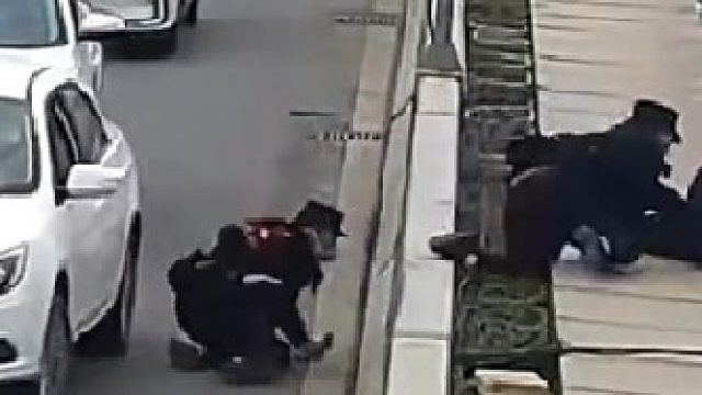 男子欲翻越护栏，民警奋不顾身将其拉回