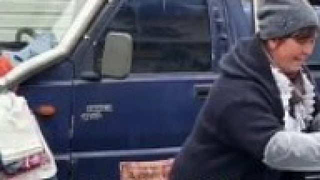 这只流浪猫每次来都能拿到鱼吃，它真的以为老板看不到