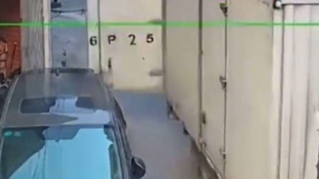 货车车厢门没关牢，无辜路人险些遭殃