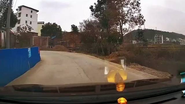 开车不看路，撞了一点都不意外