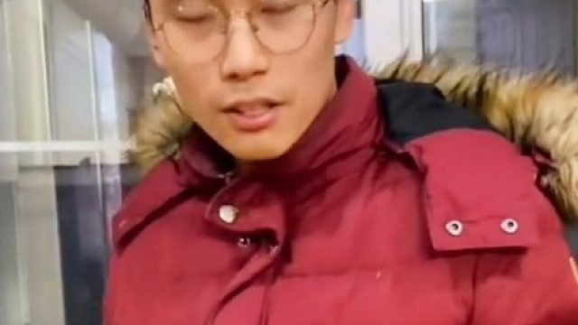 丈夫买四包烟过年，妻子却反手扔在地上指责其浪费钱。下一秒看到丈夫给自己提的草莓瞬间沉默