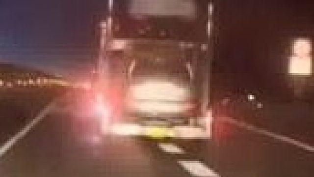 一开始不理解司机的行为，后来才发现这是在救人命啊