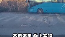 大妈家中有丧事路边焦急拦车，小伙听后果断载她赶往医院