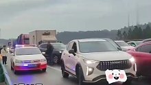 高速走应急车道被当场逮到