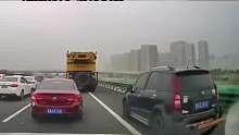 黑车高速上投机走应急车道结果被四辆车卡住
