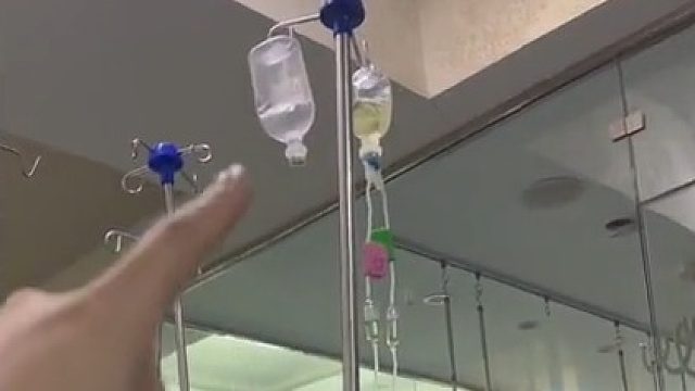 教你如何快速打吊瓶，我朋友30岁的护士都没见过，涨知识了