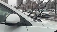 别人的雨刮器为什么都站起来了 是怕冻住吗