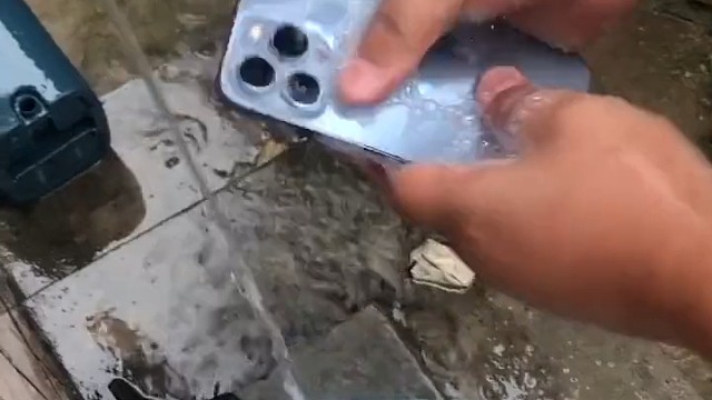 粪坑呆了5个小时，一切功能正常，就是有点味儿