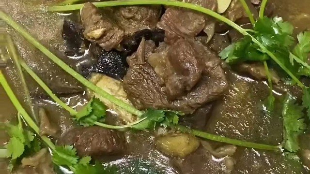 天冷了炖鹿肉吃补一补虚弱的身体，鹿肉补脾益气、温肾壮阳、排寒祛湿功效。
