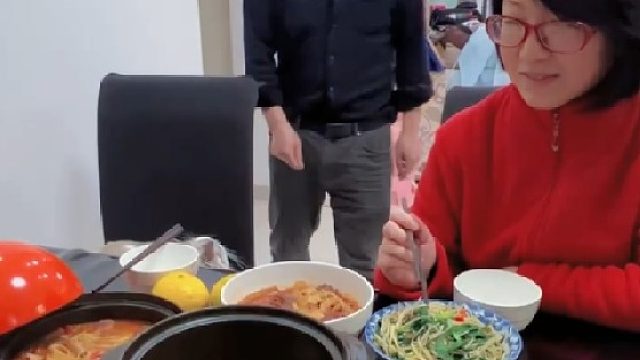 一00后女生为爸妈做年夜饭