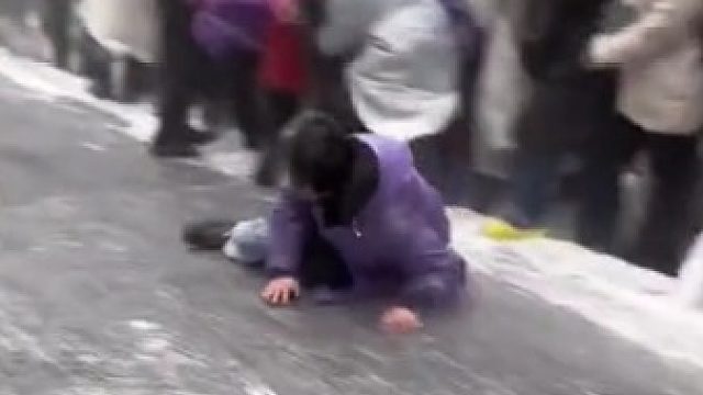 危险！衡山路面结冰，游客扎堆在山坡上滑行