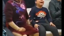 小男孩地铁上一直哭闹，奶奶直接放大招瞬间安静，软的不吃非得来硬的