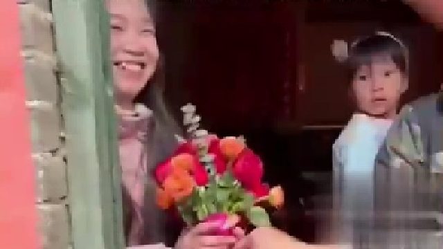 伴郎拼尽全力抢到捧花转身参加过人群送给心爱女孩