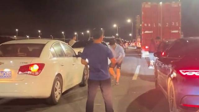 从大哥的技术可以看出来他经常长时间堵车