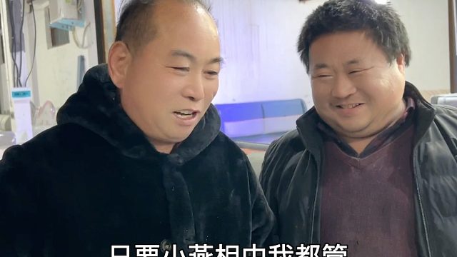 老爸为儿子置办婚房，还带上准儿媳去挑家具，高兴的叔叔拉去饭店