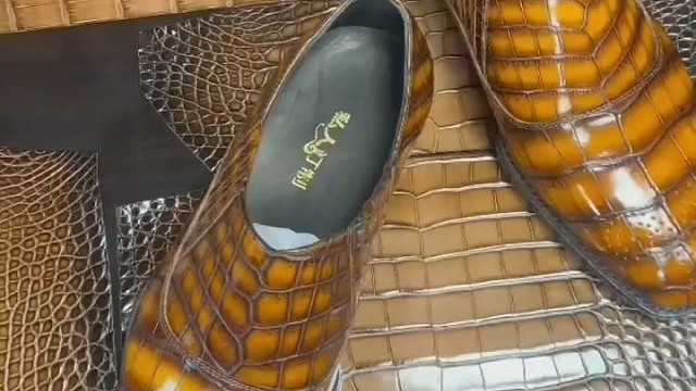 想交个帅气男朋友，不知道送给他鞋子好还是皮带好？