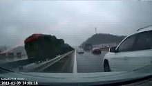 上一秒还在聊天，下一秒被追尾