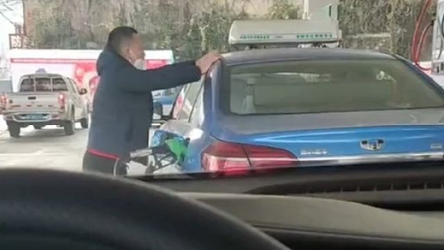 不懂就问，他这是什么操作